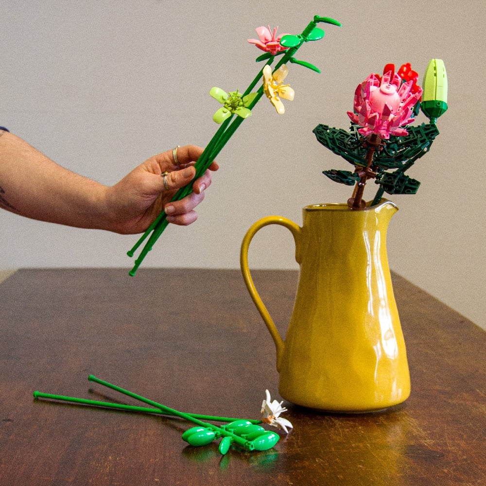 Sluban Building Set: Pleyerid - Flowers - Freesia - 241pcs - Image 3