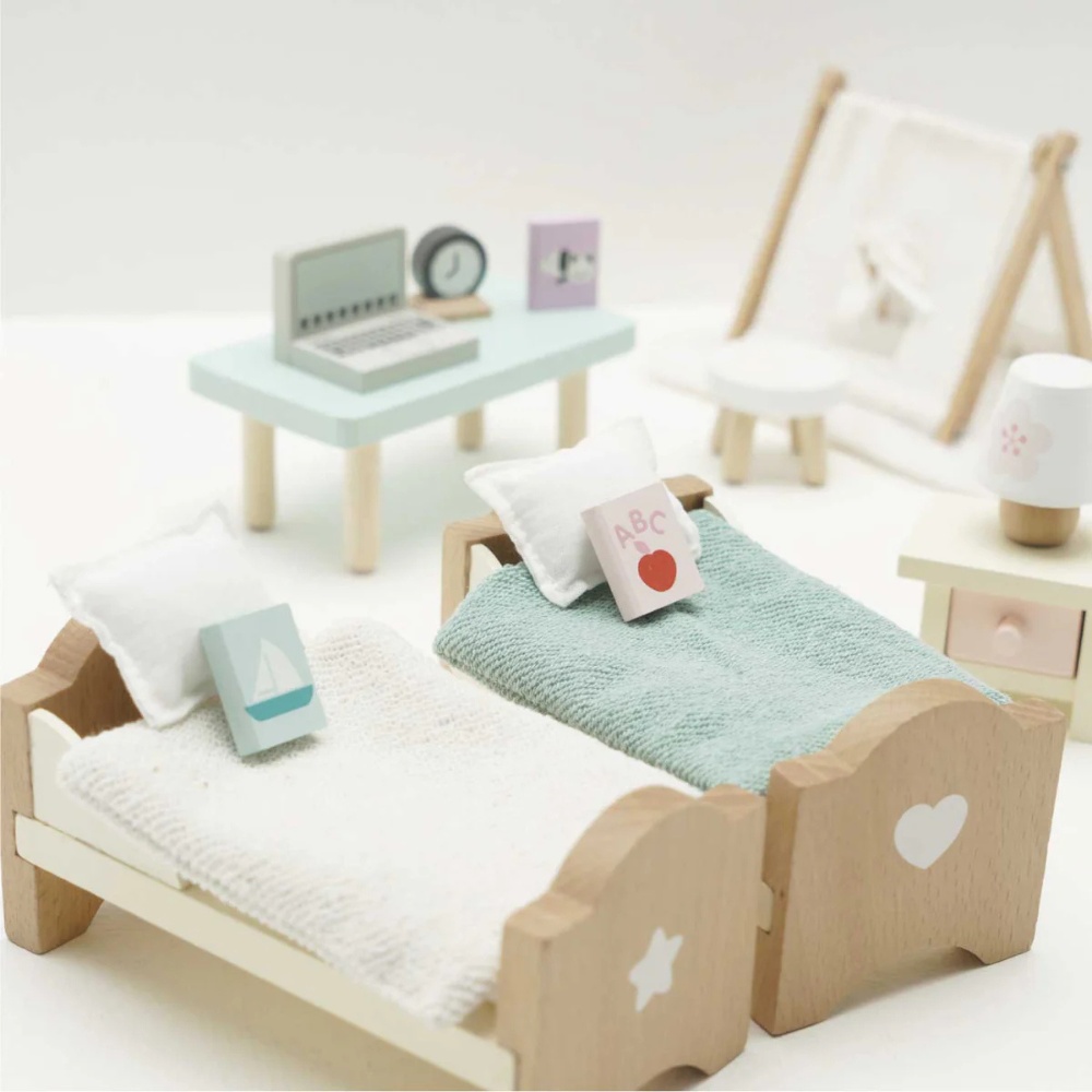 Le Toy Van - Pretend & Play - Dolls House Furniture: Child's Bedroom - 24pcs - Image 5
