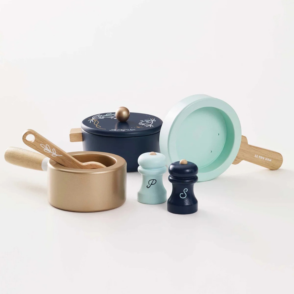 Le Toy Van - Wooden Pots & Pans Kitchen Accessories - 7pcs - Image 2