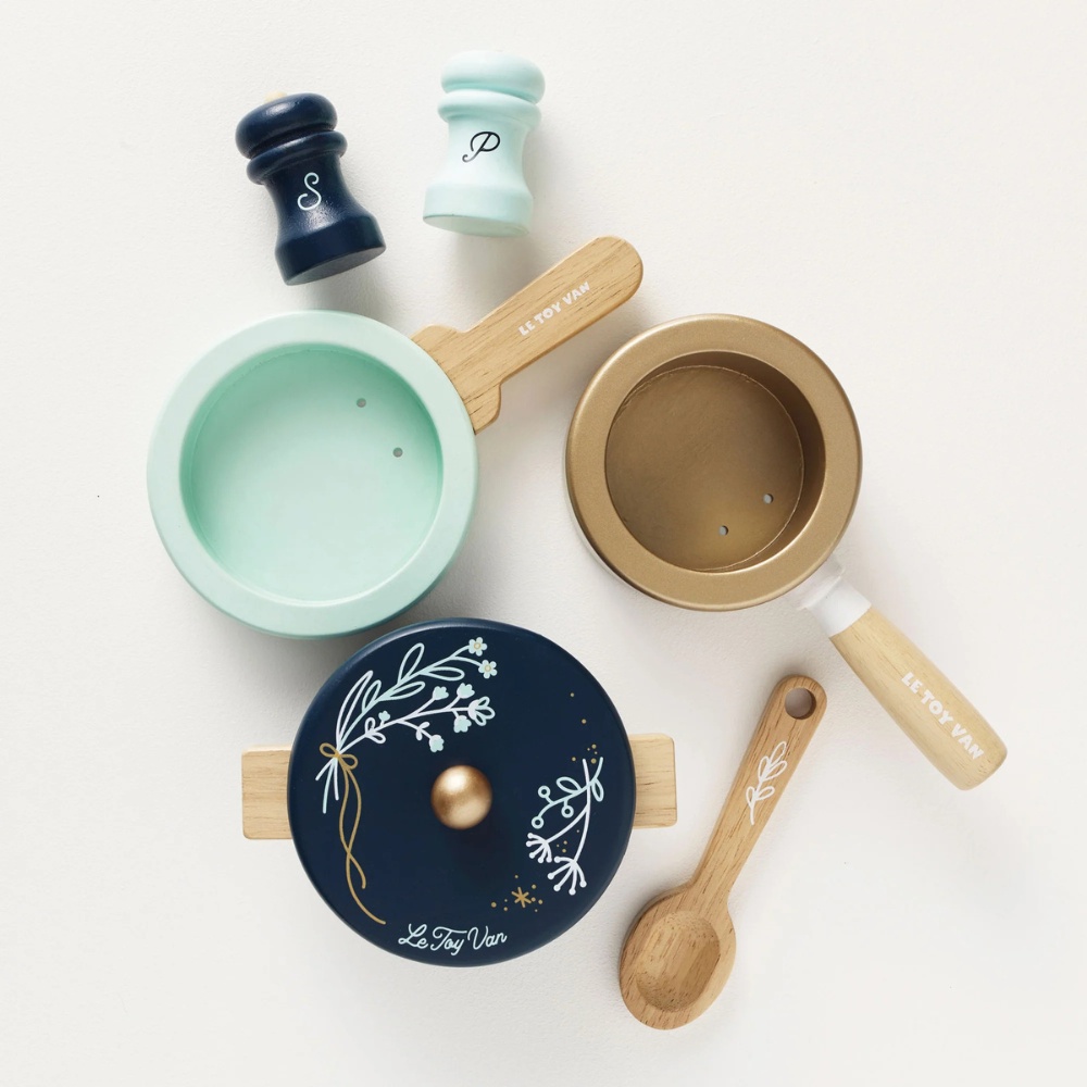 Le Toy Van - Wooden Pots & Pans Kitchen Accessories - 7pcs - Image 3