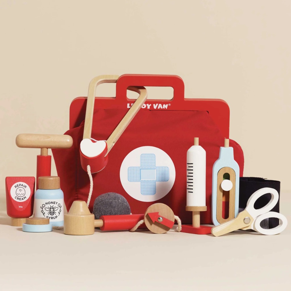 Le Toy Van - Pretend & Play - Wooden Vintage Doctor Roleplay Kit - 10pcs - Image 3