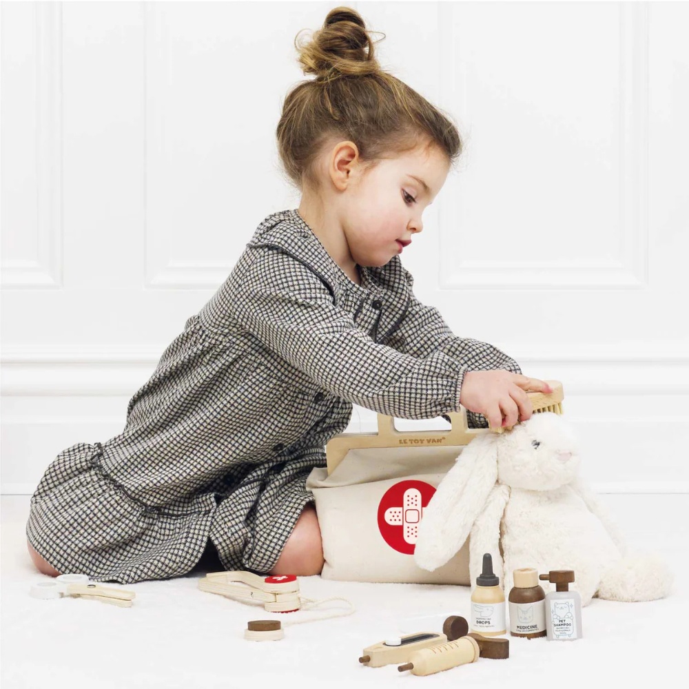 Le Toy Van - Wooden Animal Vet Set - 10pcs - Image 6