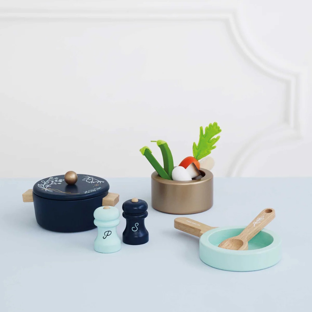Le Toy Van - Wooden Pots & Pans Kitchen Accessories - 7pcs - Image 5